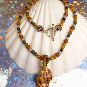A beautiful necklace with earrings gemstone end peristernia shell 🐚
